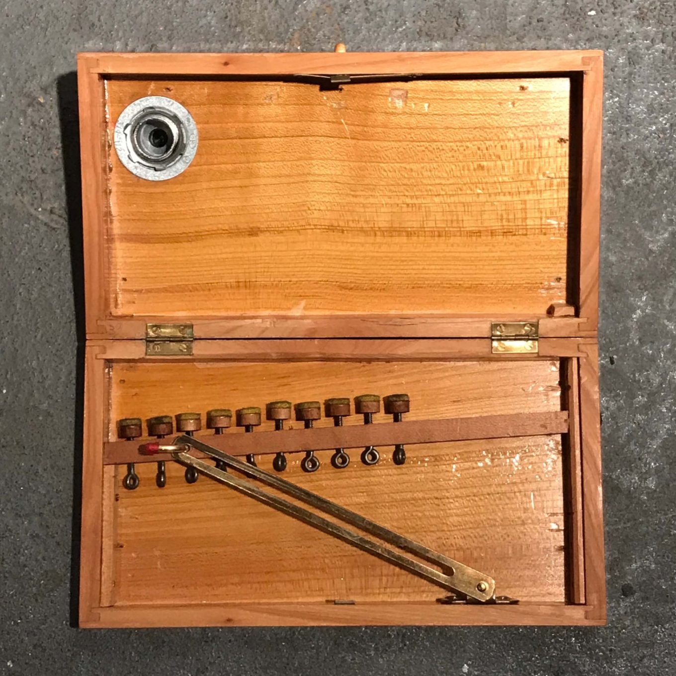 Functional Sculpture - OBEDIENT MACHINE: Forcing Ideas Into Obedience